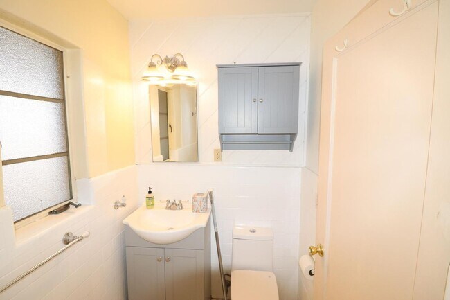 Building Photo - 3 Bedroom 2 Bathroom