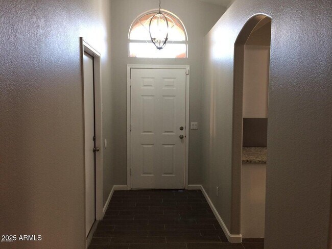 Building Photo - 2240 E Aire Libre Ave