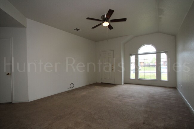 Building Photo - Rent Me Now!