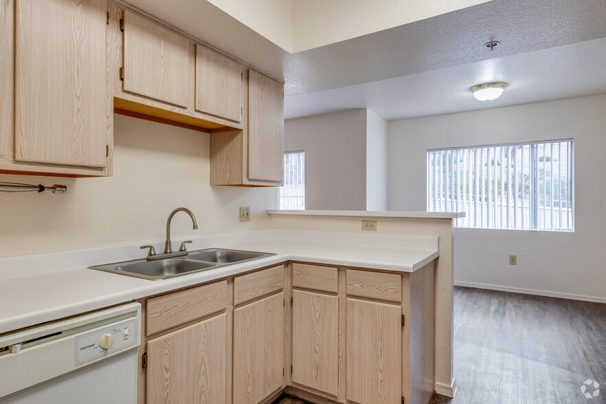 2BR, 2BA - 1,149SF - La Fontaine at Sun City