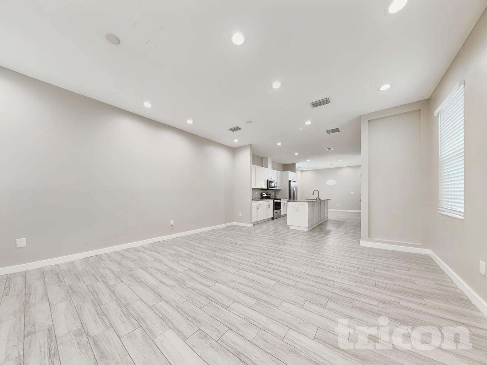 Building Photo - 8118 N Coolidge Ave