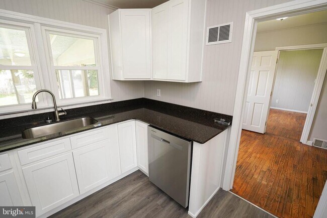 Building Photo - 737 Magnolia Dr