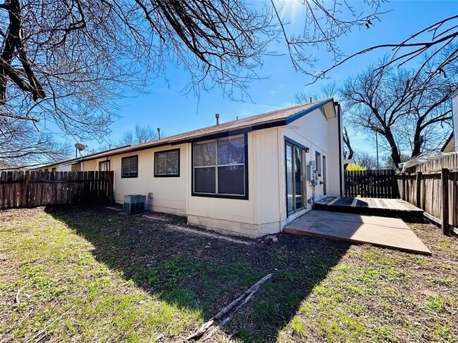 Building Photo - 1502 No Mor Cove