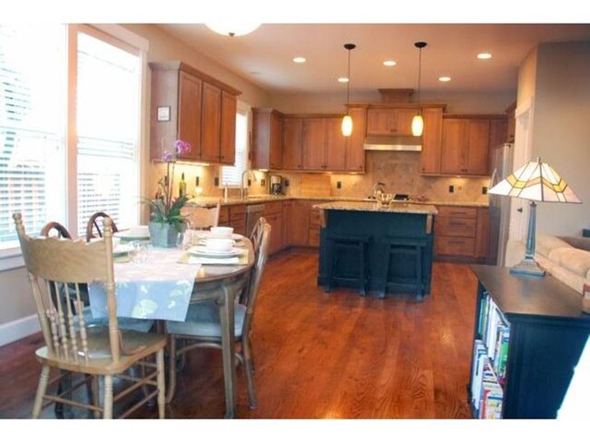 Building Photo - Custom Craftsman's Home!!!  Gourmet Kitche...