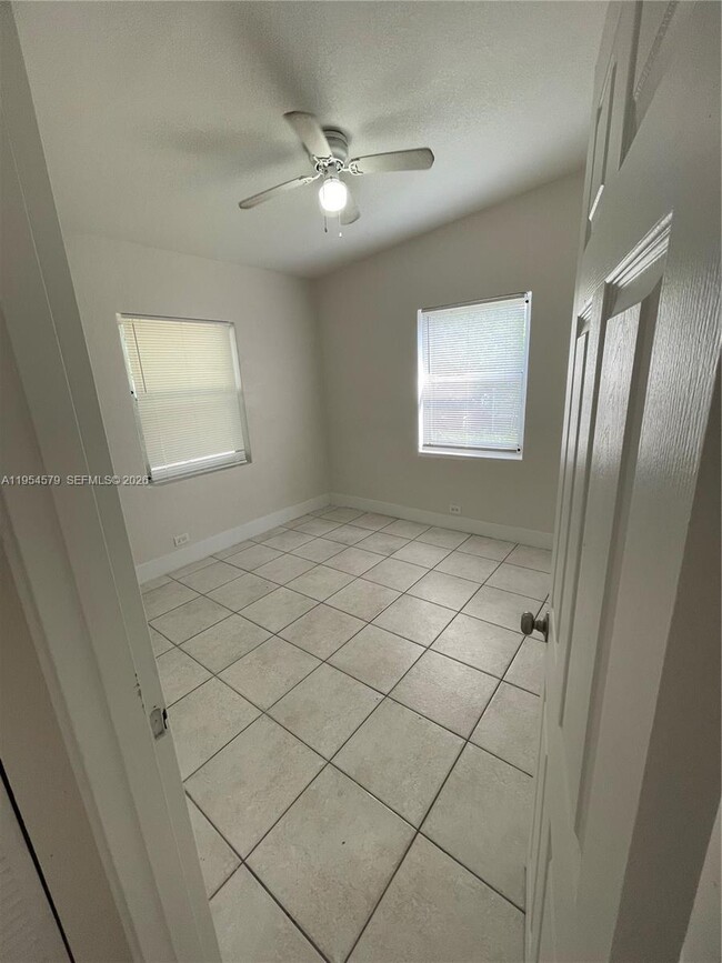 Building Photo - 15901 W Bunche Park Dr