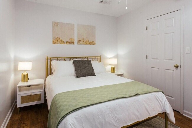 Building Photo - 672 Barber St