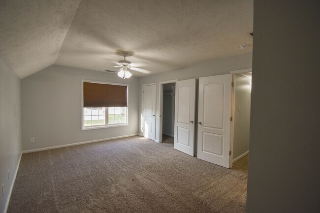 Building Photo - 5 Bedroom 3 Bathroom- Small Pets Okay