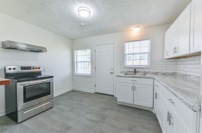 Building Photo - 8229 Carolwood Dr