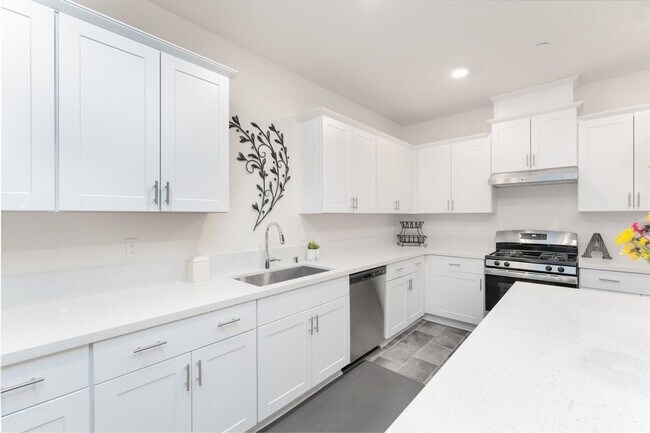 Building Photo - 934 S Filbert Ave