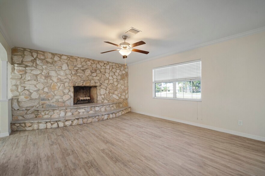 Building Photo - 910 Spindle Palm Way
