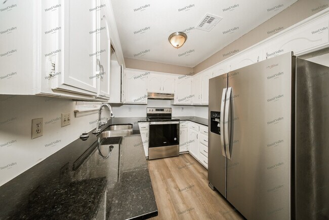 Building Photo - 430 W Juniper Dr