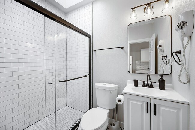 Building Photo - Remodeled 1BD, 1BA in the Highlands with Back Yard