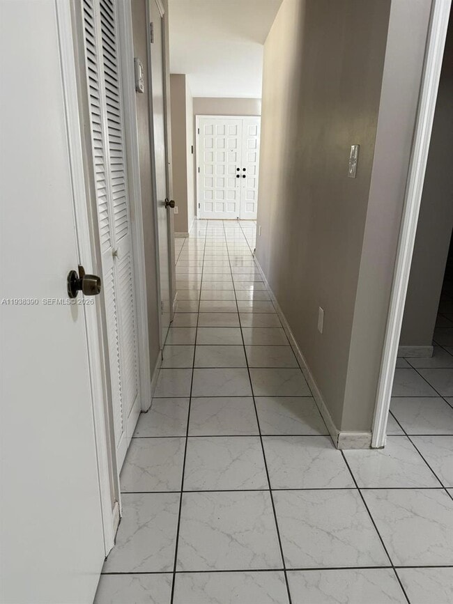 Building Photo - 2912 SW 38th Ct