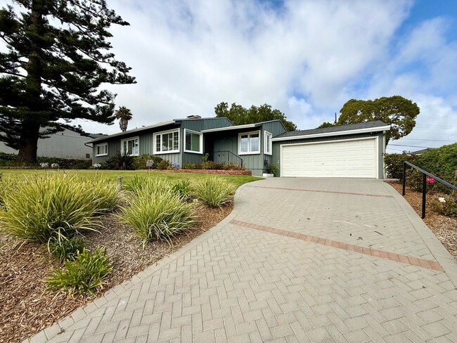 Building Photo - Beautiful 3BR/3BA Point Loma Home with Vaulted Ceilings & Central AC