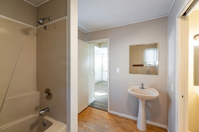 Building Photo - Charming 2 Bedroom Home with a Huge Fenced Yard & Garage