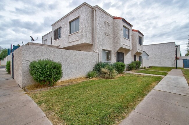 Building Photo - Wonderful Townhome centrally located.  Kit...
