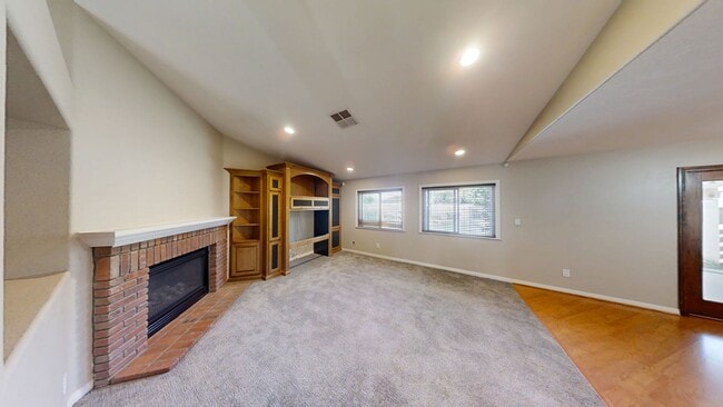 Building Photo - Beautiful 2 story 4 bed/2.5 bath Home in Y...