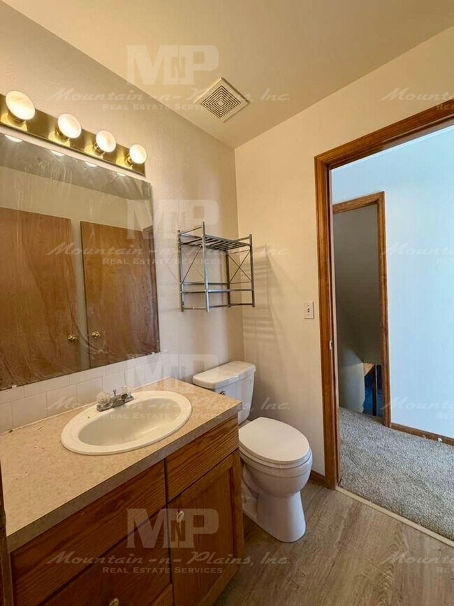 Building Photo - 4400 Vista Dr