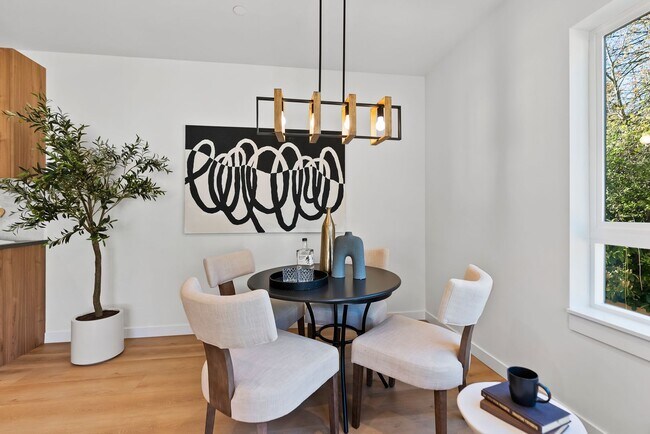Building Photo - Modern Elegance in the Heart of Wallingford