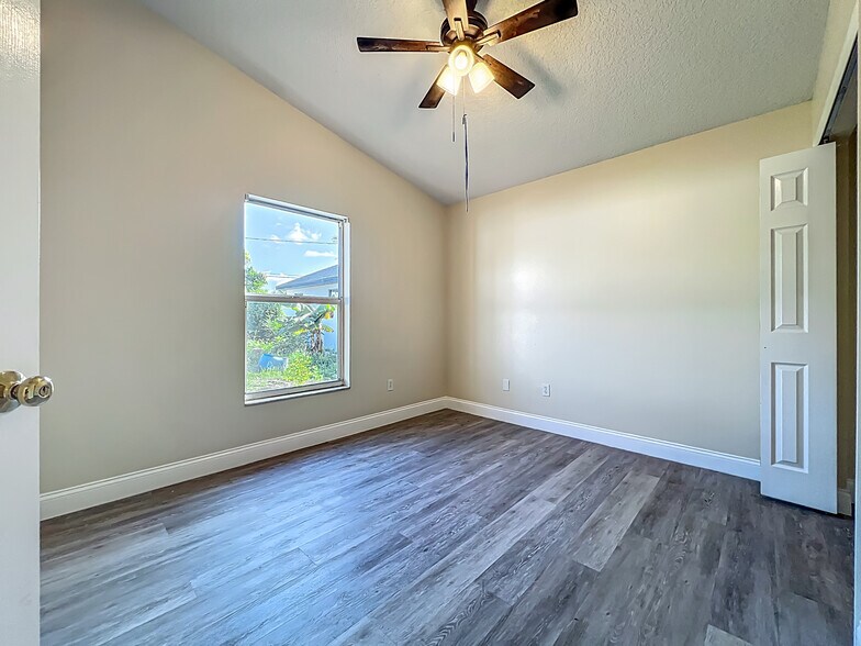 Building Photo - 1115 Naples Dr