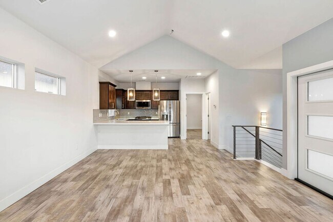 Building Photo - Contemporary Dual Level MidTown Bungalow with Balcony & Garage!