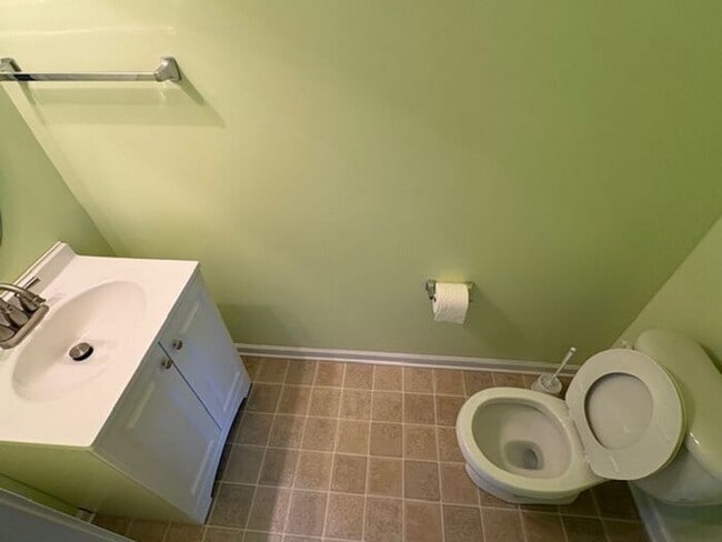 Building Photo - Cozy Living