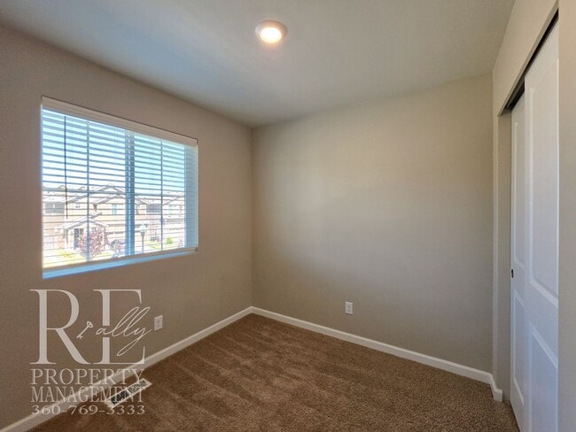 Building Photo - Bright Bremerton Home with A/C, and Fully Fenced Yard
