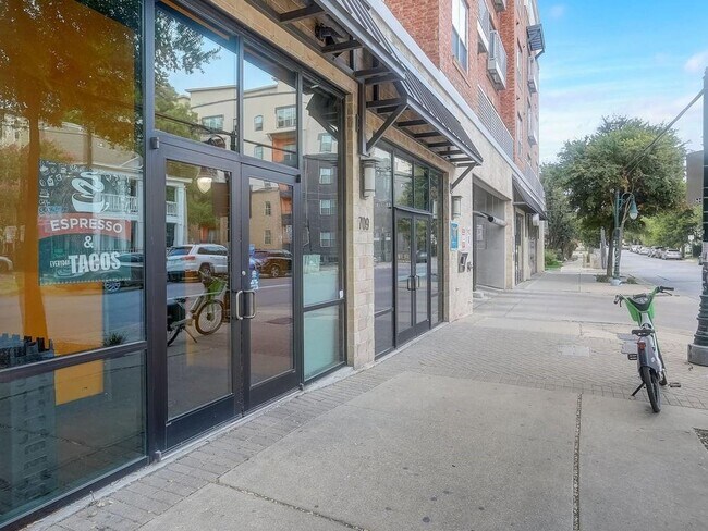 Building Photo - 711 W 21st St