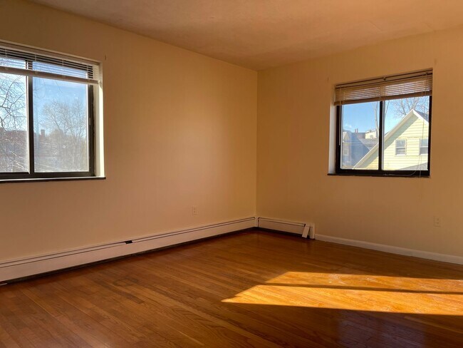 Building Photo - VERY  Spacious Sunny  2 bed Heat Hw parking Inc Close to train and 57/66 bus Heat HW I6. or 9.1
