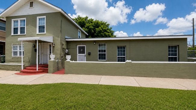 Building Photo - 1049 Pippin St