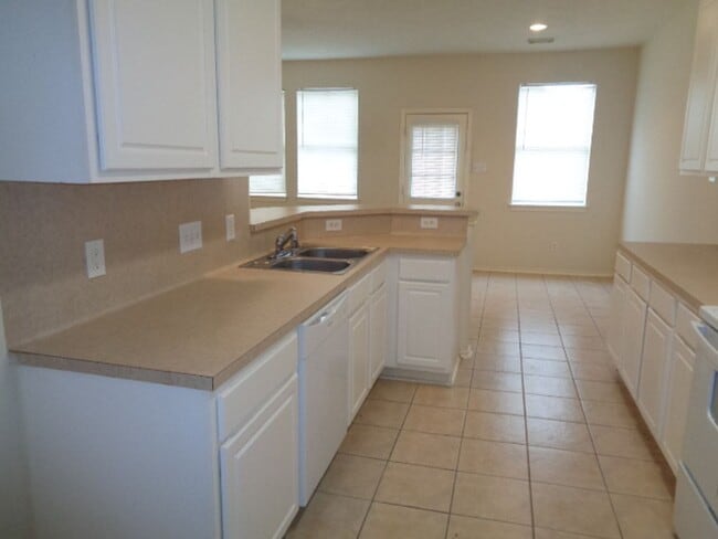 Building Photo - Beautiful 3BR Townhome in Villas of Oakwood Glen – Klein ISD