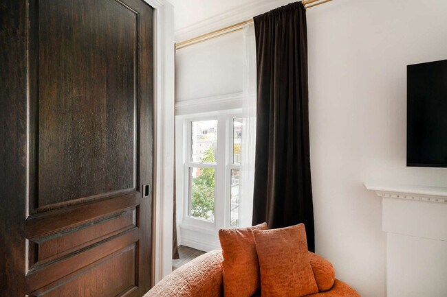 Building Photo - 10 5th Ave