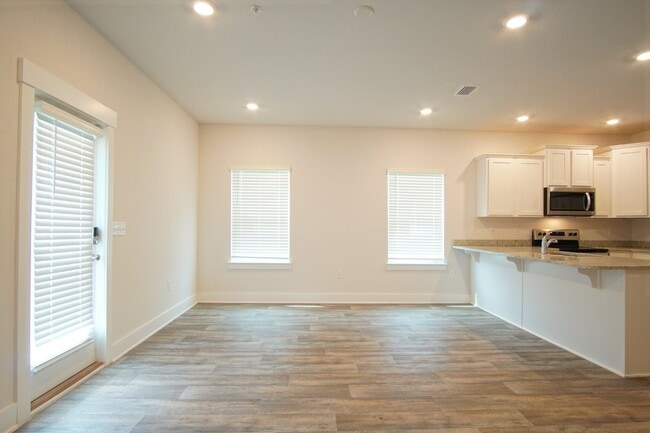 Building Photo - Spacious 3BR/2.5BA Townhome with 1-Car Garage in Admiral’s Quarters—Pool, Dog Park, Near 9 Mile R...
