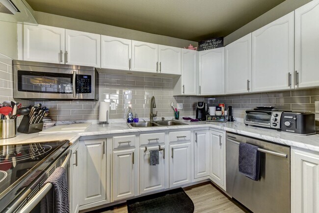 Building Photo - Amazing 3 Bedroom 3 Bath Home (1800sqft+) ...