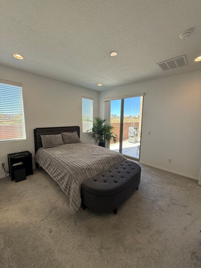 Building Photo - Villas de Los Soleras - Pristine 3 bdr, 2 1/2 bath Townhome, 2 car garage & Views!