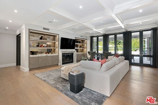 Building Photo - 506 N Rexford Dr