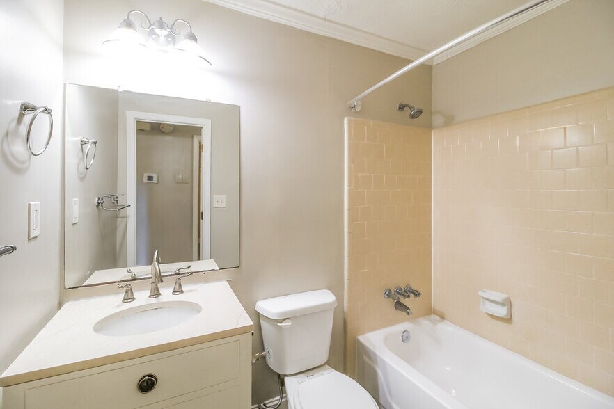 Building Photo - 9346 Woodknoll Way