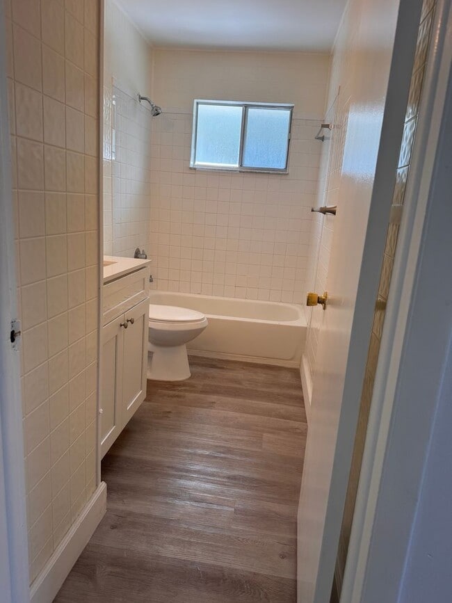 Building Photo - 2ND Floor Open Layout - No one on top or b...