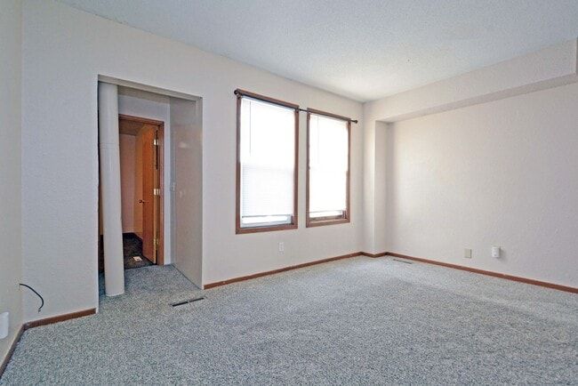Building Photo - Spacious 3-Bed 1-Bath Unit in Hastings - Available Now!