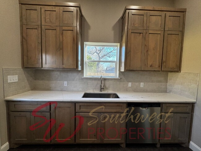 Building Photo - Freshly Remodeled 3 Bed / 2 Bath – Close to Campus | Pets Welcome!