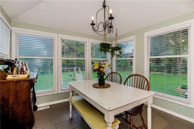 Building Photo - COMING SOON - Adorable Home in Lenexa