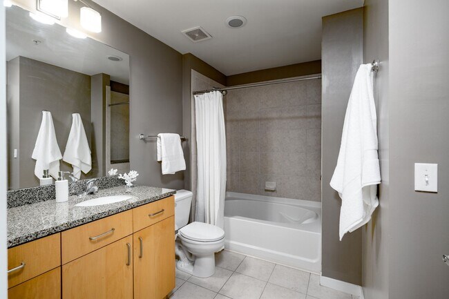 Building Photo - Glass House 1 Bed 1 Bath High Rise Condo w/ Mountain & City Views!!