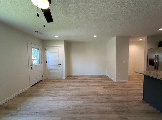 Building Photo - 2 Bedroom/1 Bath Duplex Available For Rent