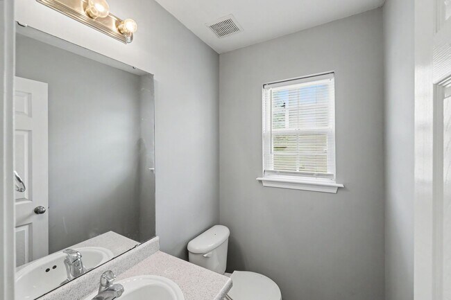 Building Photo - Spacious 4BR Home with Fenced Yard in University City!