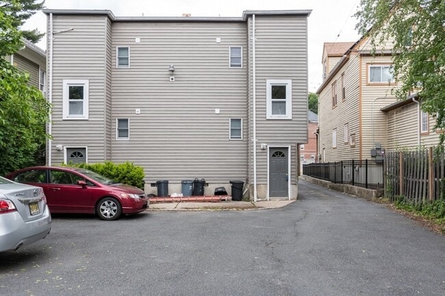 Building Photo - 207 N Fullerton Ave
