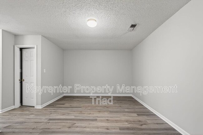 Building Photo - 94 Tannenbaum Cir