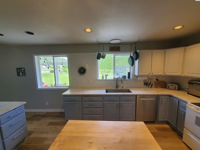 Building Photo - Pet friendly, avail July 1