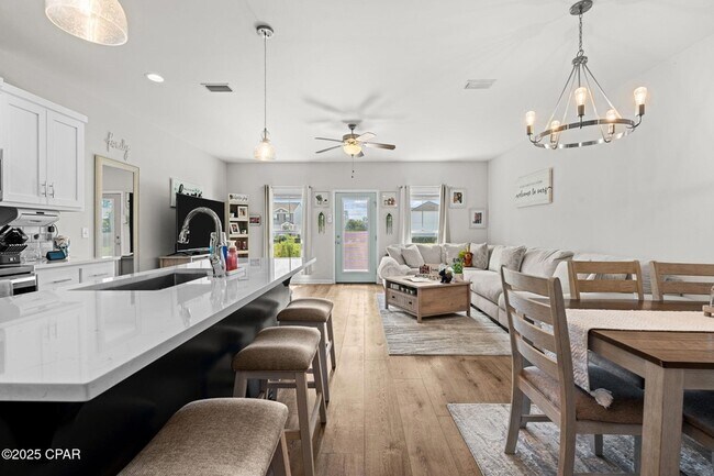 Building Photo - 326 Raven Ln