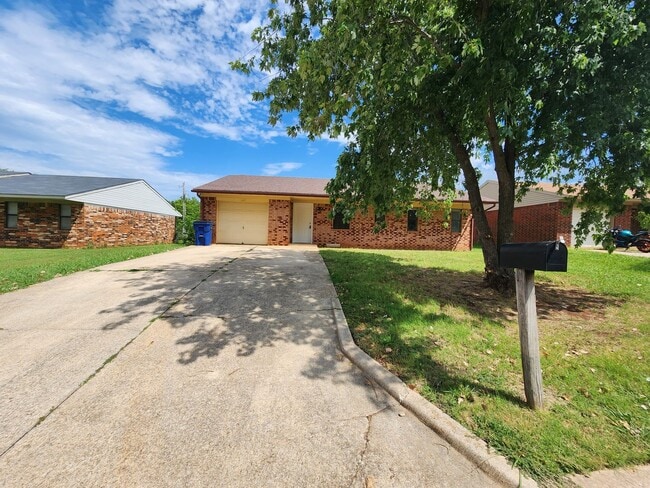 Building Photo - 3 Bedroom 1.5 Bath home in Shawnee!