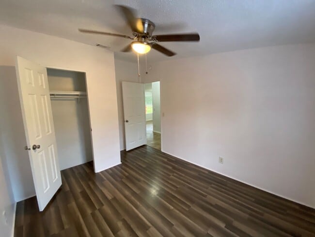 Building Photo - 3 Bedroom home on 1 Acre in Jennings